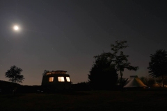 camping-trouve-bij-nacht